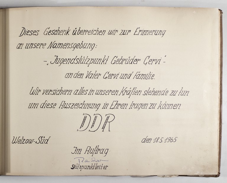 Dedica del “Centro Giovanile Fratelli Cervi” che dona questo album a Papà Cervi e alla sua famiglia, impegnandosi a portare con onore questo nome, datata Welzow-Sud DDR 18.5.1965 e firmata dal responsabile del Centro